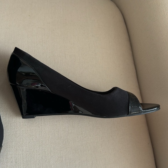 Ellen Tracy Black Open-Toe Wedges SIZE 8 - Picture 4 of 12